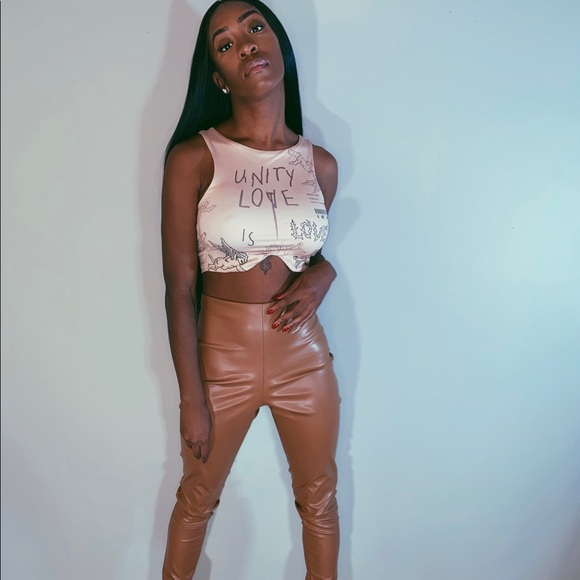 Love Graphic cropped top - Picture 6 of 13